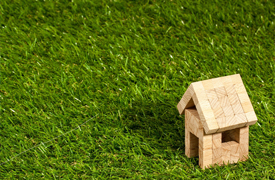 Klein houten huisje in het gras
